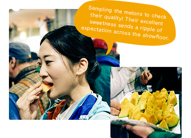 Sampling the melons to check their quality! Their excellent sweetness sends a ripple of expectation across the showfloor.